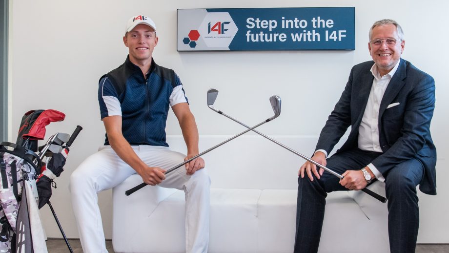 Koen Kouwenaar and John Rietveldt holding golf clubs